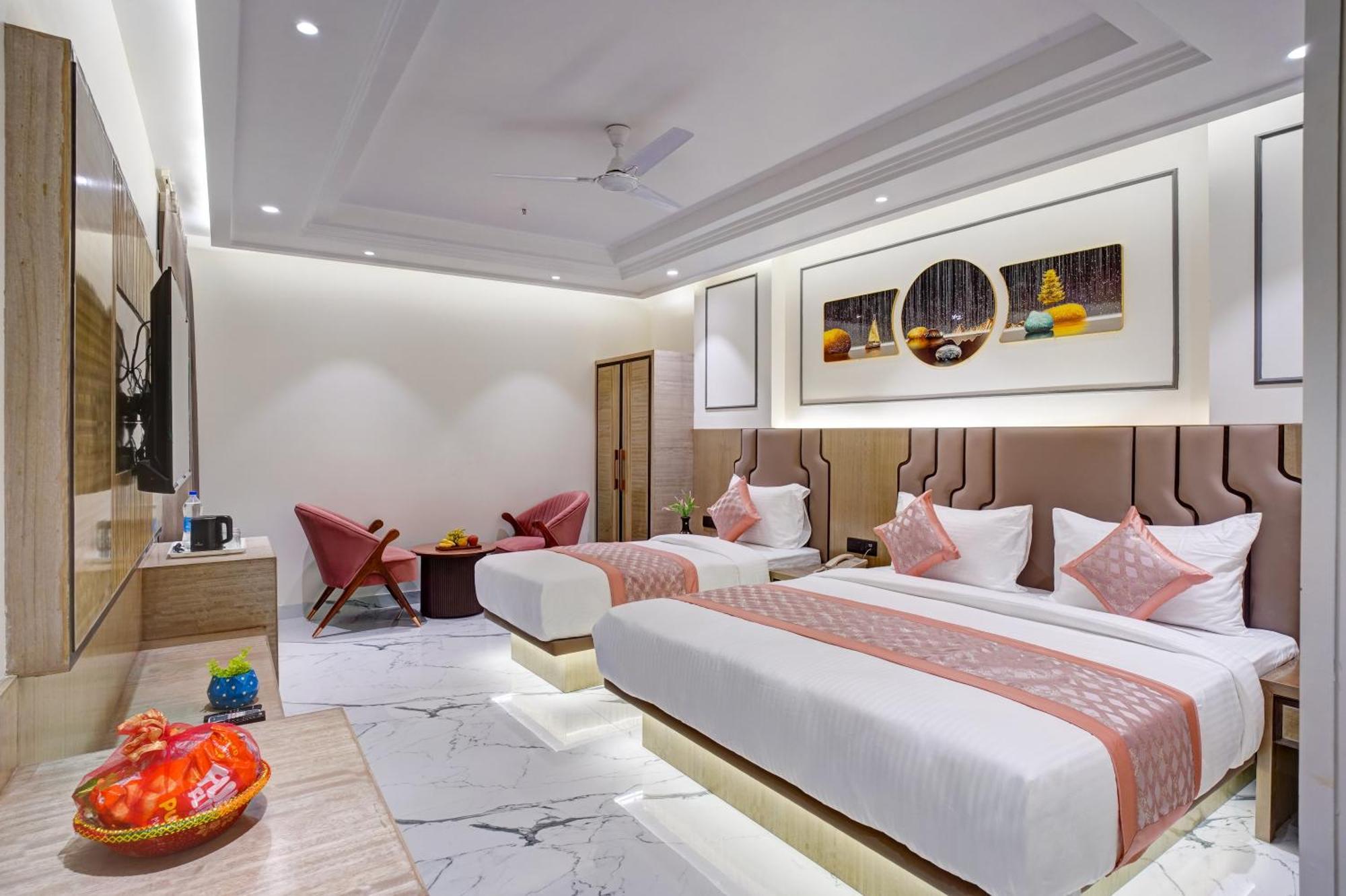 Newly Built Gold The Royal With Rooftop Restaurant - 2Mins Walk From New Delhi Rail Station & 5Mins From Connaught Place Eksteriør bilde