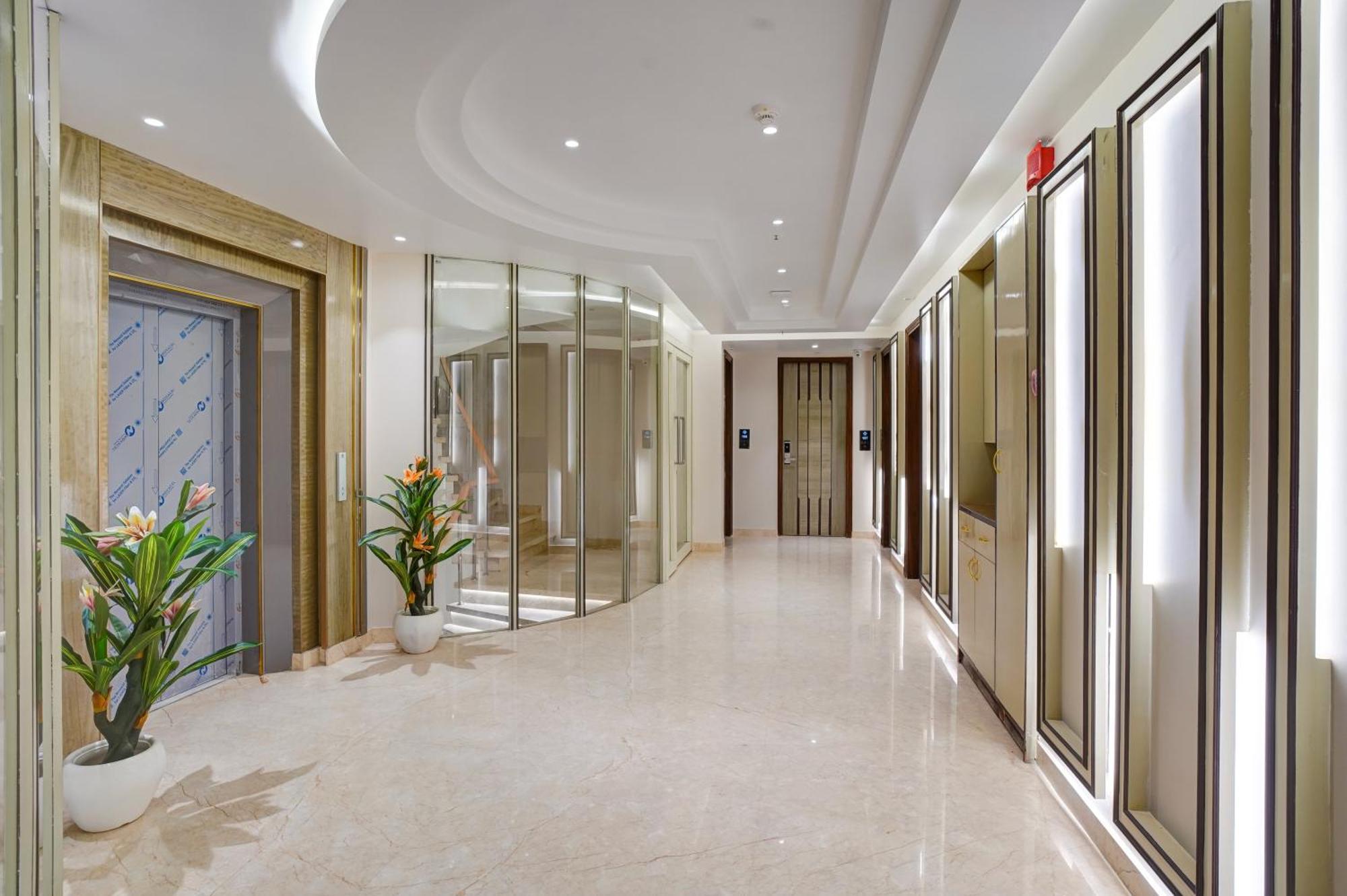 Newly Built Gold The Royal With Rooftop Restaurant - 2Mins Walk From New Delhi Rail Station & 5Mins From Connaught Place Eksteriør bilde