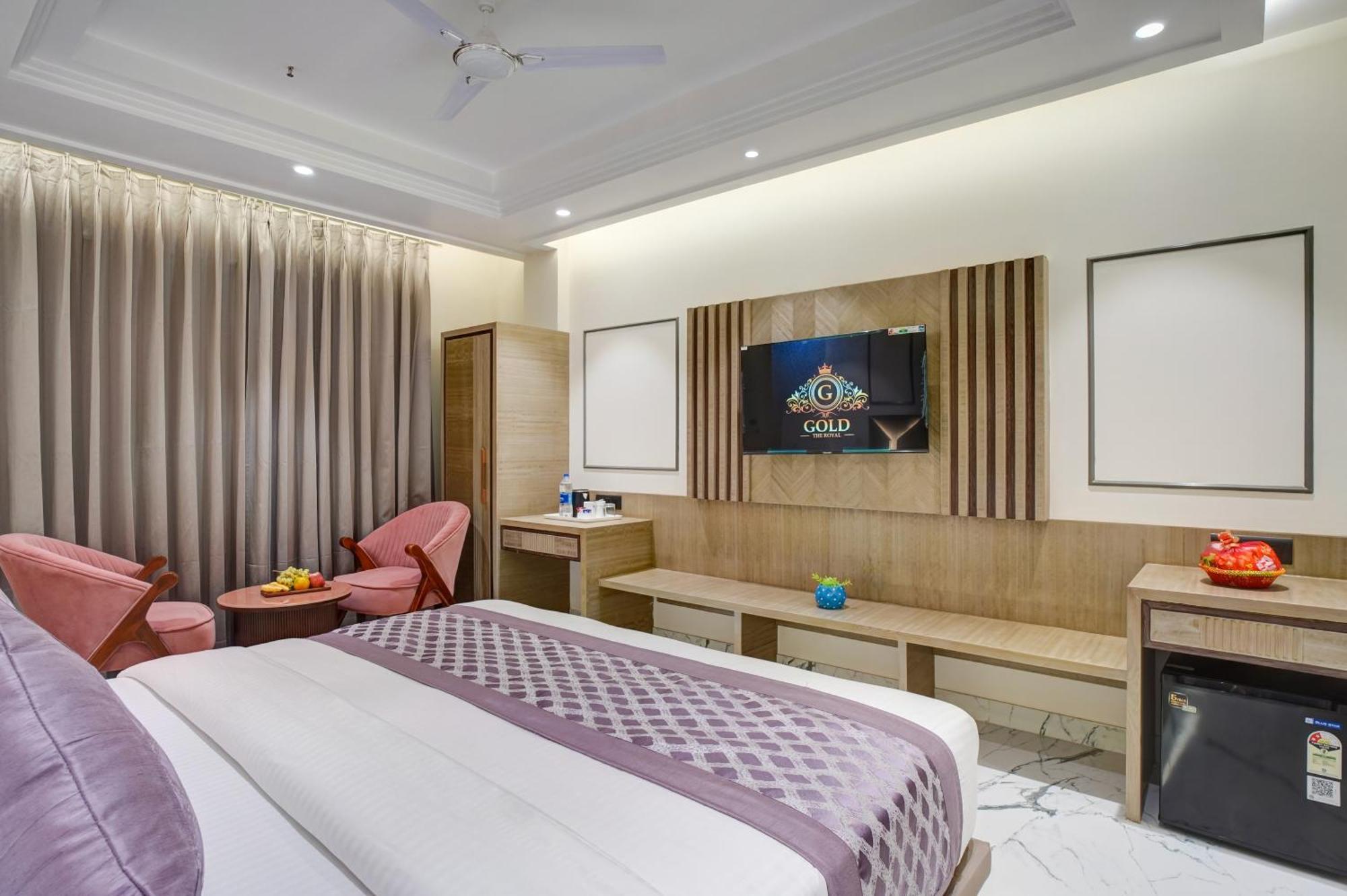 Newly Built Gold The Royal With Rooftop Restaurant - 2Mins Walk From New Delhi Rail Station & 5Mins From Connaught Place Eksteriør bilde