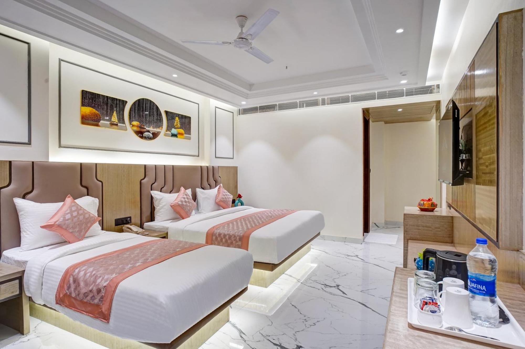 Newly Built Gold The Royal With Rooftop Restaurant - 2Mins Walk From New Delhi Rail Station & 5Mins From Connaught Place Eksteriør bilde