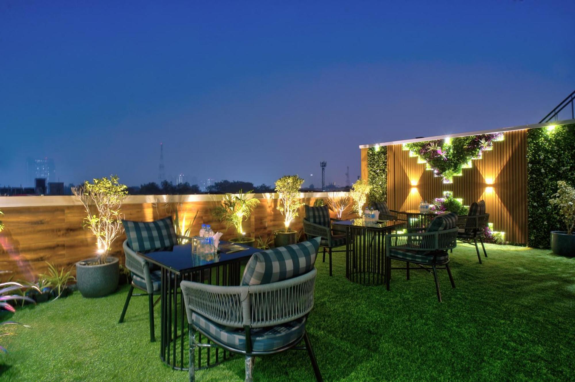Newly Built Gold The Royal With Rooftop Restaurant - 2Mins Walk From New Delhi Rail Station & 5Mins From Connaught Place Eksteriør bilde