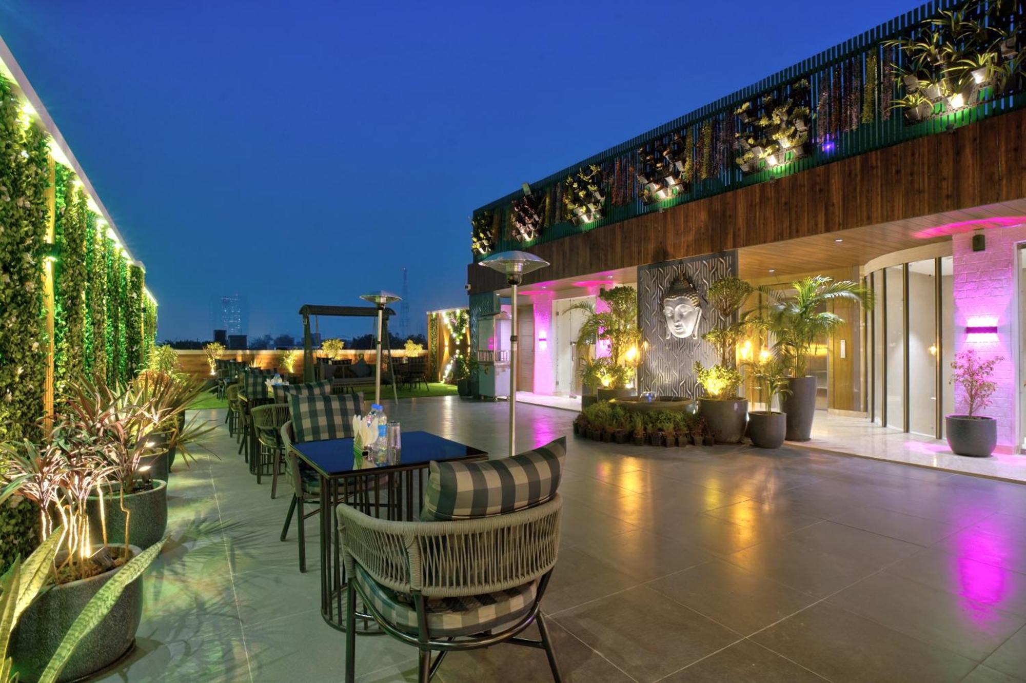 Newly Built Gold The Royal With Rooftop Restaurant - 2Mins Walk From New Delhi Rail Station & 5Mins From Connaught Place Eksteriør bilde