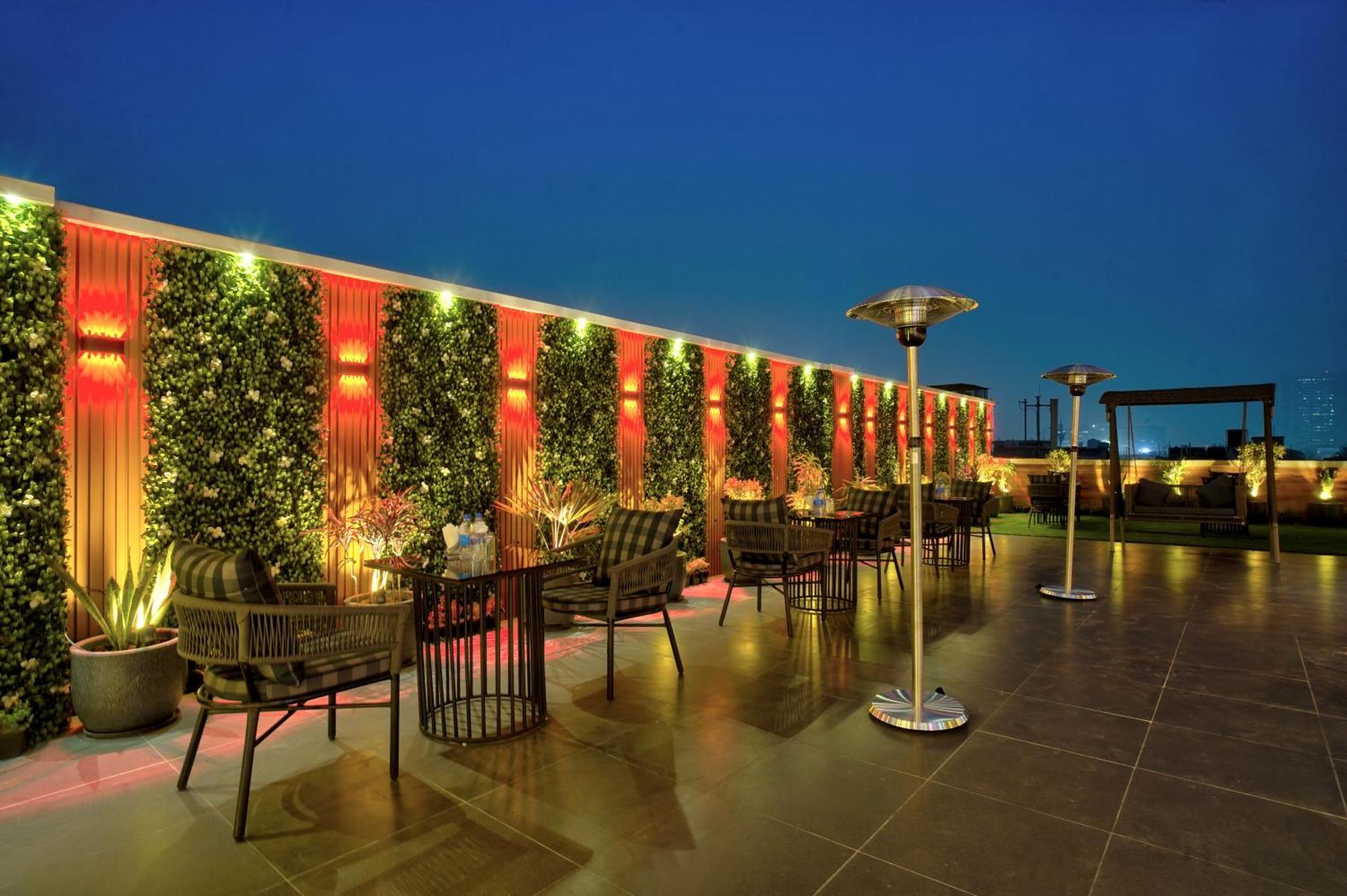 Newly Built Gold The Royal With Rooftop Restaurant - 2Mins Walk From New Delhi Rail Station & 5Mins From Connaught Place Eksteriør bilde