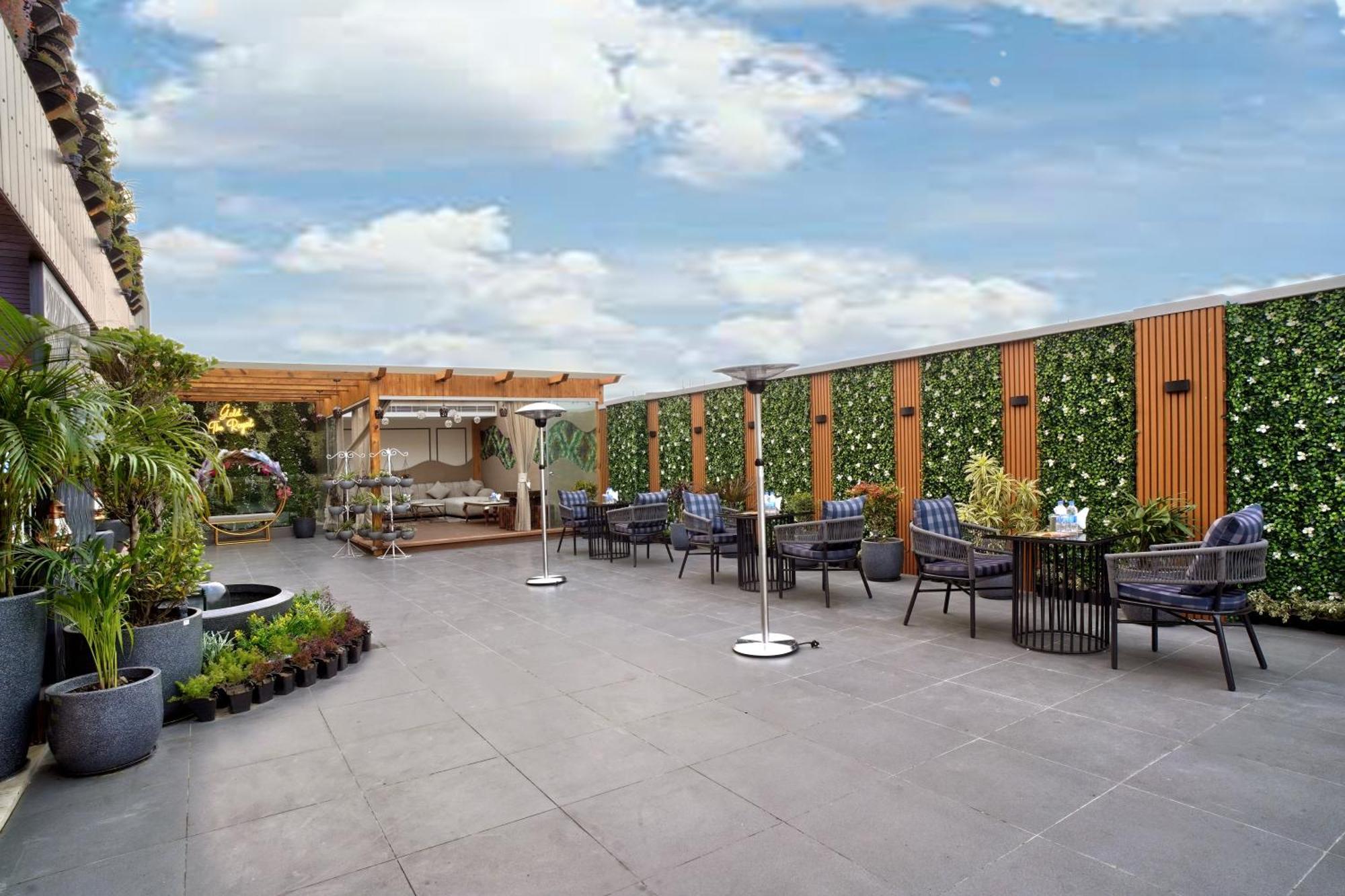 Newly Built Gold The Royal With Rooftop Restaurant - 2Mins Walk From New Delhi Rail Station & 5Mins From Connaught Place Eksteriør bilde