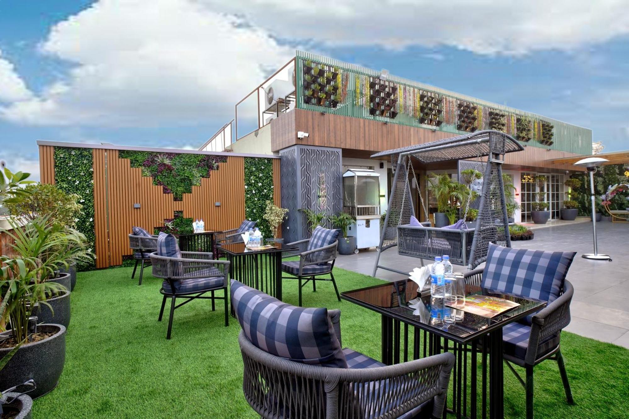 Newly Built Gold The Royal With Rooftop Restaurant - 2Mins Walk From New Delhi Rail Station & 5Mins From Connaught Place Eksteriør bilde