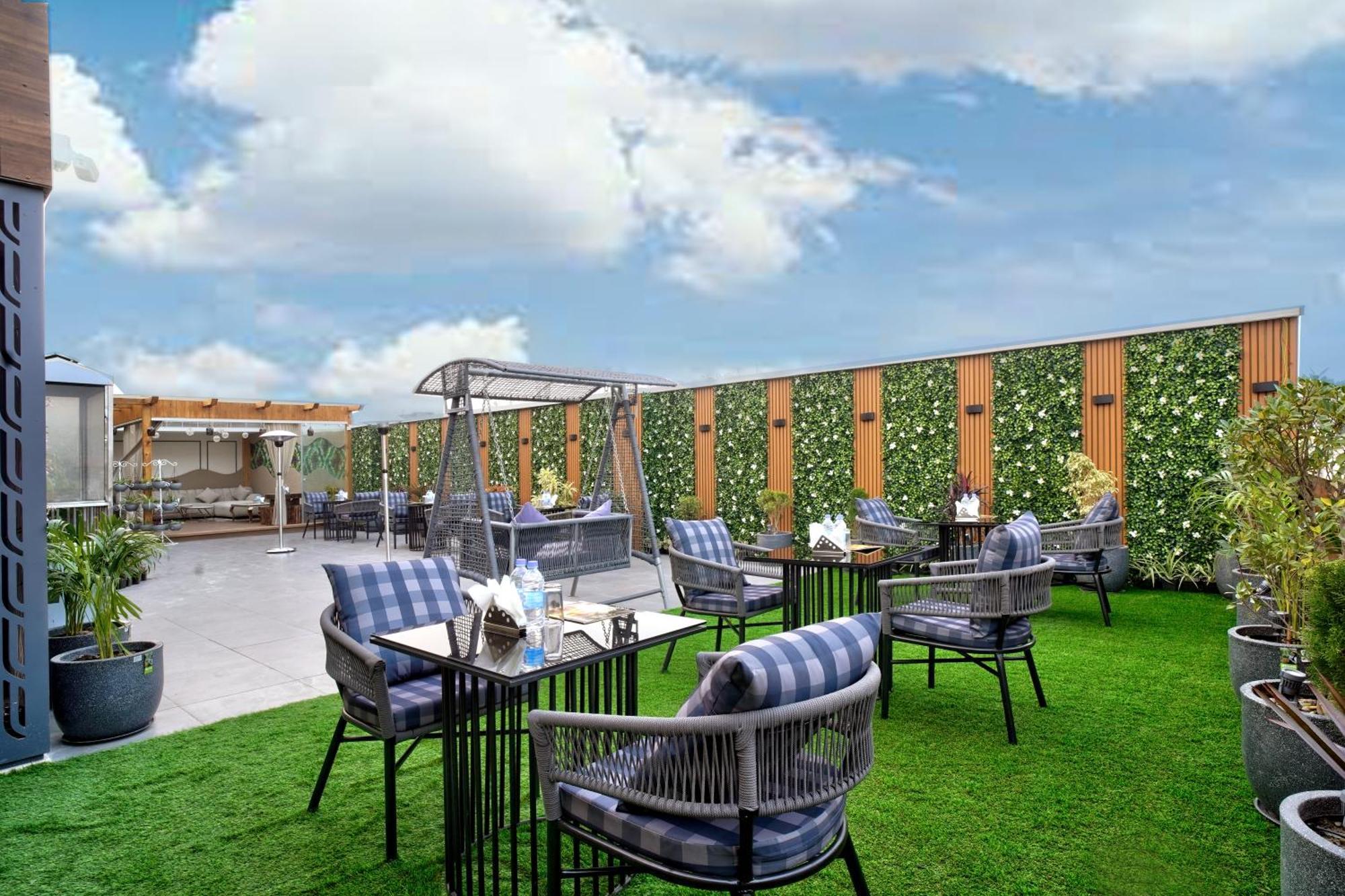 Newly Built Gold The Royal With Rooftop Restaurant - 2Mins Walk From New Delhi Rail Station & 5Mins From Connaught Place Eksteriør bilde