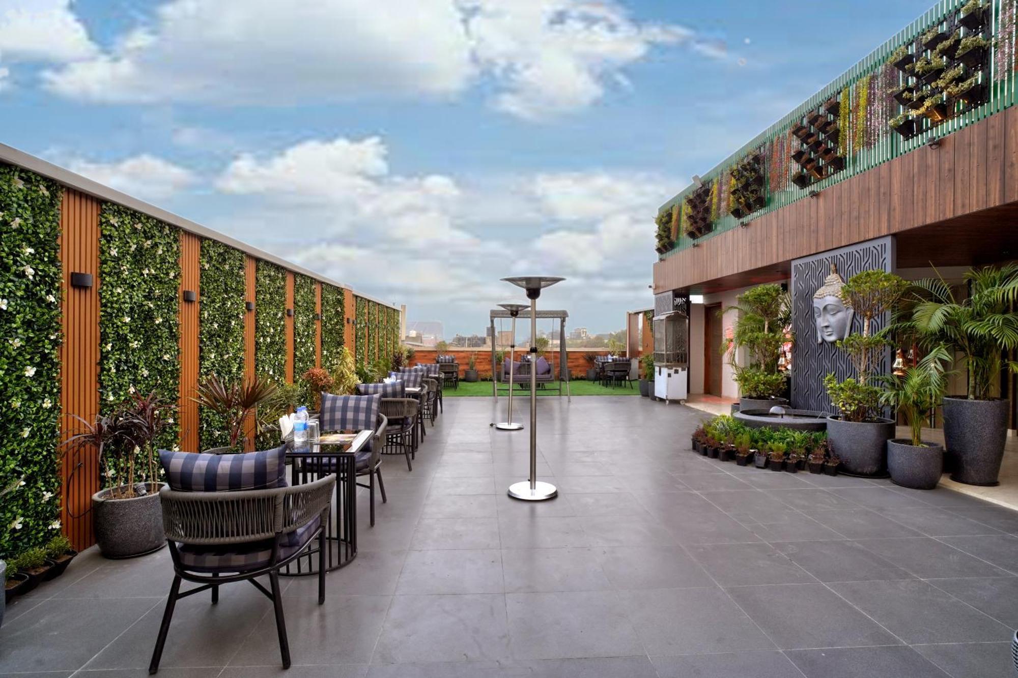 Newly Built Gold The Royal With Rooftop Restaurant - 2Mins Walk From New Delhi Rail Station & 5Mins From Connaught Place Eksteriør bilde